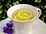 Acqua e limone: bevanda disintossicante e rimineralizzante